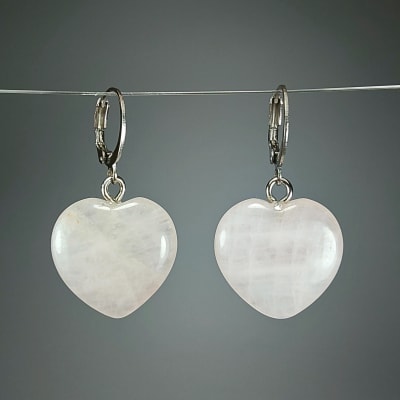 Argollas Con Dijes De Cuarzo Rosa Claro Y Fantasía Plateada en Corazones Pulidos de 18 mm