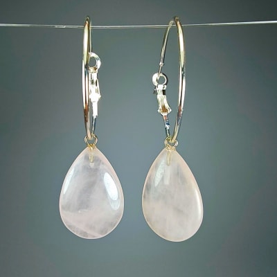 Argollas Con Dijes De Cuarzo Rosa Claro Y Fantasía Plateada en Gotas Planas de 23 mm1