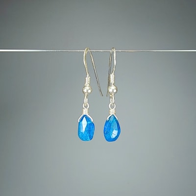 Aros De Apatita Azul en Gotas Facetadas de 8 mm