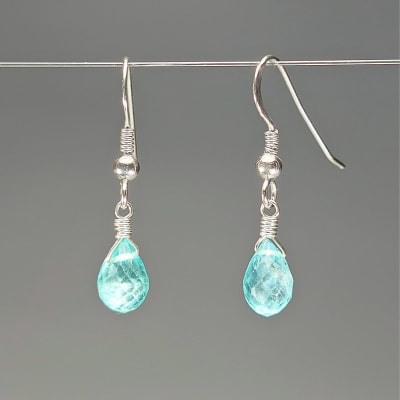 Aros De Apatita Celeste en Gotas Facetadas de 12 mm