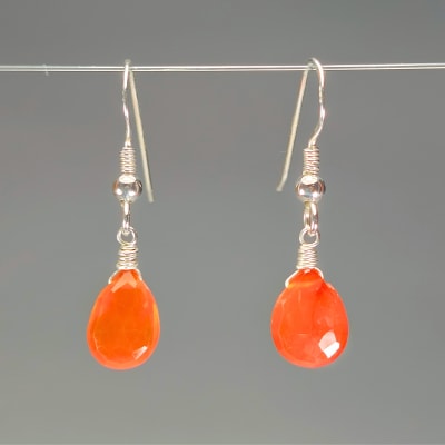 Aros De Cornalina Roja en Gotas Facetadas de 12 mm