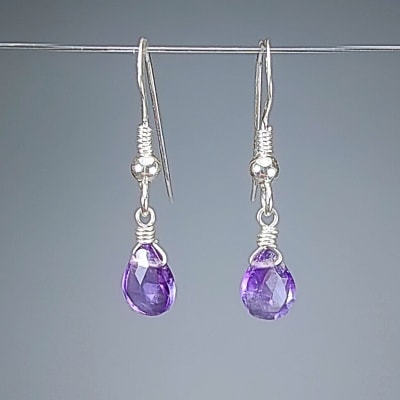 Aros De Cuarzo Amatista Lila en Gotas Facetadas de 7 mm1