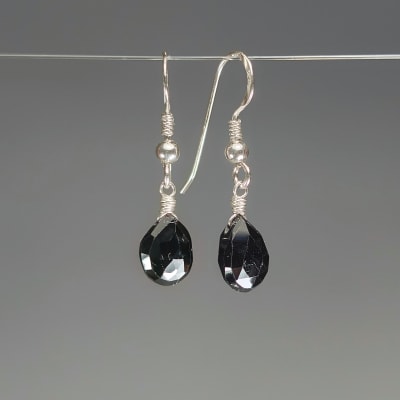 Aros De Espinel Negro en Gotas Facetadas de 8 mm