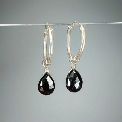 Argollas Con Dijes De Espinel Negro