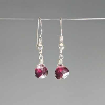 Aros De Granate Rodolita en Gotas Facetadas de 7 mm