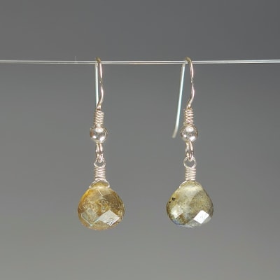 Aros De Labradorita Verde en Gotas Facetadas de 8 mm1