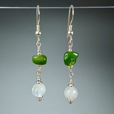 Aros De Nefrita Y Piedra Luna Blanca Con Destello Azul