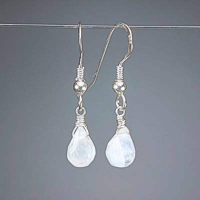 Aros De Piedra Luna Blanca Con Destello Azul en Briolettes de 7 mm