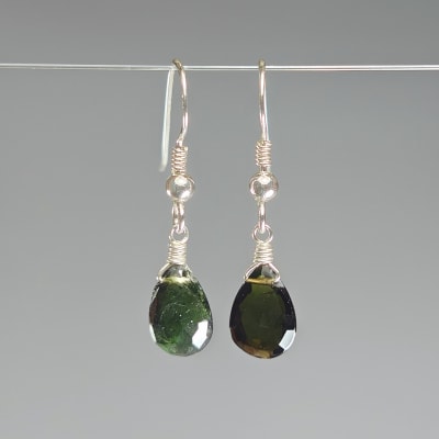 Aros De Turmalina Verde en Gotas Facetadas de 10 mm1