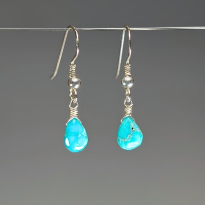 Aros De Turquesa en Gotas Facetadas de 7 mm