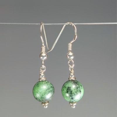 Aros De Zoisita Y Rubí en Perlas de 8 mm