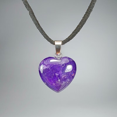 Colgante Corazón Pulido De Cuarzo Amatista Ultravioleta Y Fantasía Plateada de 18 mm