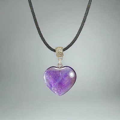 Colgante Corazón Pulido De Cuarzo Amatista Violeta Y Fantasía Plateada de 25 mm