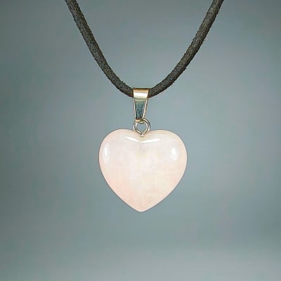 Colgante Corazón Pulido De Cuarzo Rosa Claro Y Fantasía Plateada de 18 mm