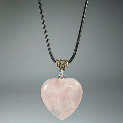 Colgante Corazón Pulido De Cuarzo Rosa Y Fantasía Plateada de 30 mm2