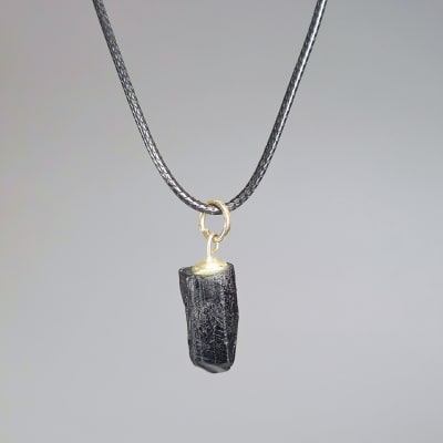 Colgante Cristal Geométrico De Turmalina Negra Y Fantasía Plateada de 20 mm