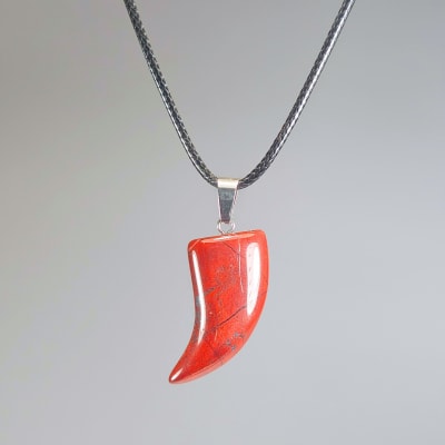 Colgante Cuerno De Jaspe Rojo Y Fantasía Plateada de 30 mm1