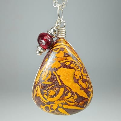 Colgante De Algas Fósiles Y Granate Almandino en Cabuchón Gota de 35 mm1