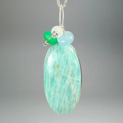 Colgante De Amazonita Calipso, Crisoprasa Y Aguamarina en Cabuchón Oval de 46 mm