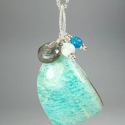 Colgante De Amazonita Calipso, Labradorita Gris Y Piedra Luna Blanca Con Destello Azul en Cabuchón Gota Triangular de 40 mm