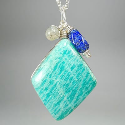 Colgante De Amazonita Calipso, Lapislázuli Y Labradorita Gris en Cabuchón Rombo de 38 mm1