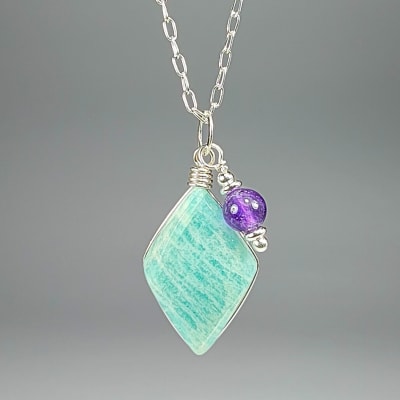 Colgante De Amazonita Calipso Y Cuarzo Amatista en Cabuchón Rombo de 25 mm1