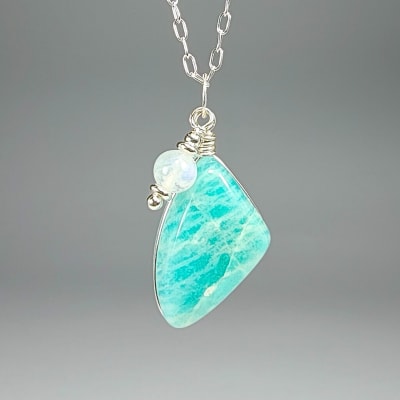 Colgante De Amazonita Calipso Y Piedra Luna Blanca Con Destello Azul en Cabuchón Gota Triangular de 23 mm1