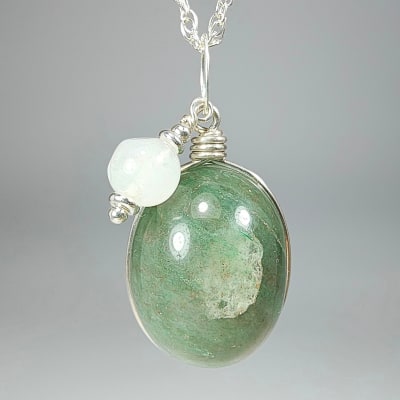 Colgante De Aventurina Verde Y Piedra Luna Blanca Con Destello Azul en Cabuchón Oval de 27 mm