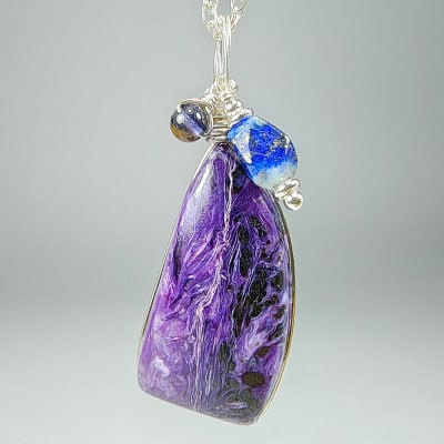 Colgante De Charoíta, Lapislázuli Y Iolita en Cabuchón Triangular de 33 mm1