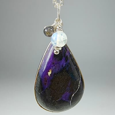 Colgante De Charoíta, Piedra Luna Blanca Con Destello Azul Y Iolita en Cabuchón Gota de 33 mm