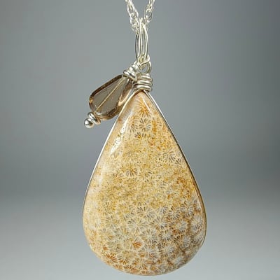 Colgante De Corales Fósiles Y Cuarzo Ahumado en Cabuchón Gota de 39 mm1