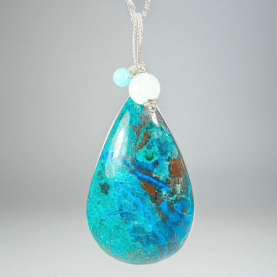 Colgante De Crisocola, Piedra Luna Blanca Con Destello Azul Y Amazonita Calipso en Cabuchón Gota de 42 mm1