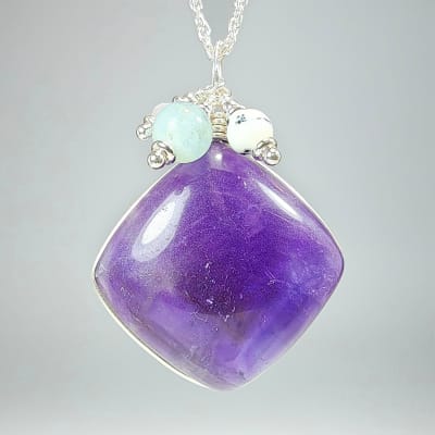 Colgante De Cuarzo Amatista, Aguamarina Y Ópalo Blanco en Cabuchón Cuadrado de 30 mm