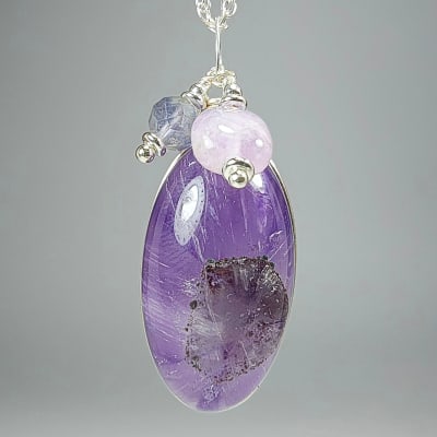 Colgante De Cuarzo Amatista, Cuarzo Amatista Lila Y Iolita en Cabuchón Oval de 29 mm1