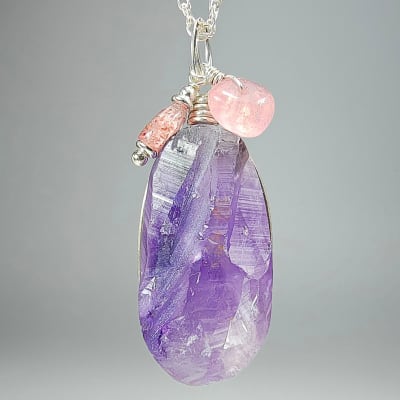 Colgante De Cuarzo Amatista, Cuarzo Fresa Y Cuarzo Rosa Intenso en Cabuchón Oval de 31 mm