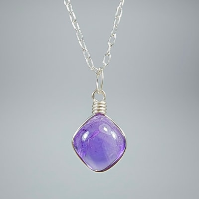 Colgante De Cuarzo Amatista en Cabuchón Cuadrado de 10 mm1