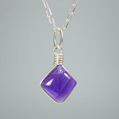 Colgante De Cuarzo Amatista en Cabuchón Cuadrado de 9 mm1