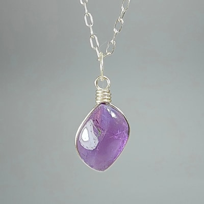 Colgante De Cuarzo Amatista en Cabuchón Romboide de 13 mm