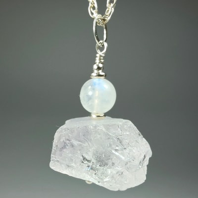 Colgante De Cuarzo Amatista Lila Y Piedra Luna Blanca Con Destello Azul en Trozo Bruto