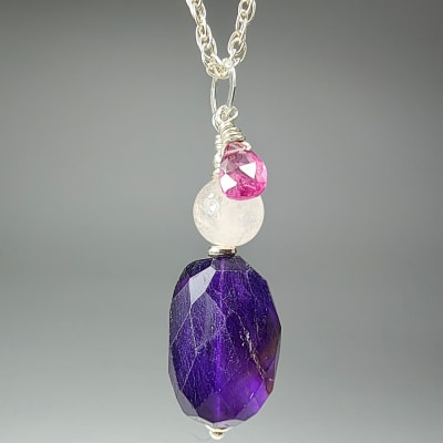 Colgante De Cuarzo Amatista Ultravioleta, Cuarzo Rosa Claro Y Granate Rodolita en Pieza Irregular