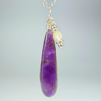 Colgante De Cuarzo Amatista Y Labradorita Gris en Cabuchón Gota de 25 mm