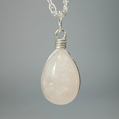 Colgante De Cuarzo Rosa Claro en Cabuchón Gota de 14 mm1