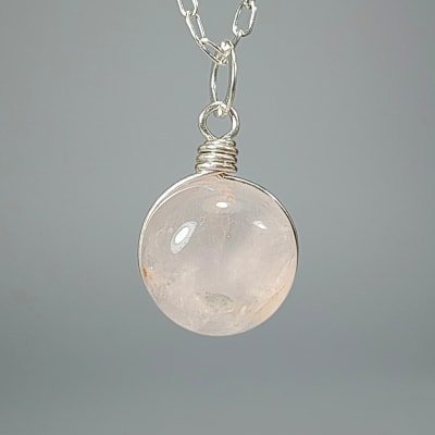 Colgante De Cuarzo Rosa Claro en Cabuchón Redondo de 10 mm1