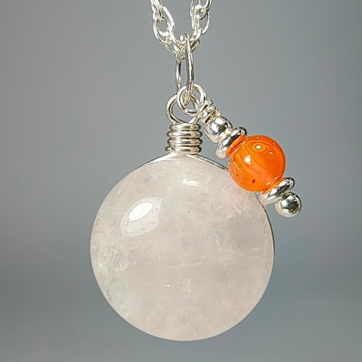 Colgante De Cuarzo Rosa Claro Y Ágata Cornalina en Cabuchón Redondo desde 15 mm1