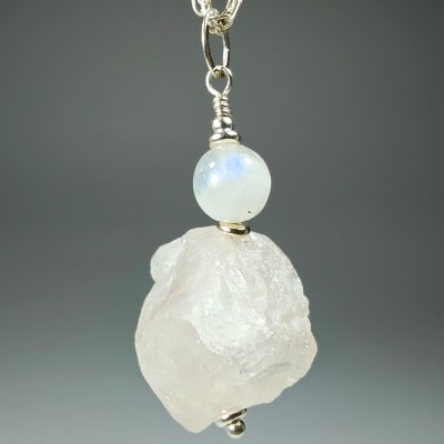 Colgante De Cuarzo Rosa Claro Y Piedra Luna Blanca Con Destello Azul en Trozo Bruto
