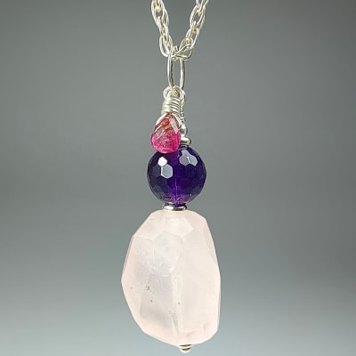 Colgante De Cuarzo Rosa, Cuarzo Amatista Ultravioleta Y Turmalina Rosa en Pieza Irregular