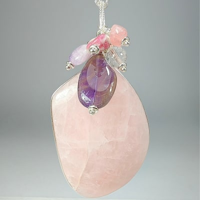 Colgante De Cuarzo Rosa, Cuarzo Amatista Y Turmalina Rosa en Cabuchón Gota de 48 mm