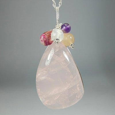 Colgante De Cuarzo Rosa Intenso, Turmalina Rosa Y Piedra Luna De Seda Rosa en Cabuchón Gota de 41 mm1