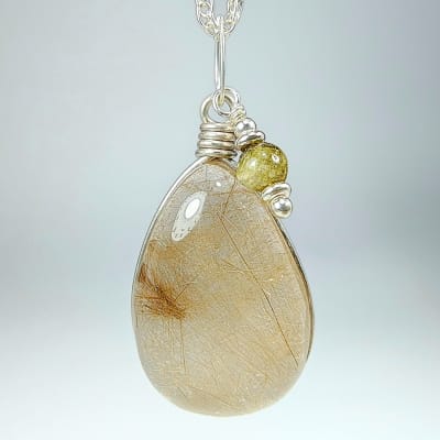 Colgante De Cuarzo Rutilo, Cuarzo Ahumado Y Turmalina Verde en Cabuchón Gota de 26 mm1