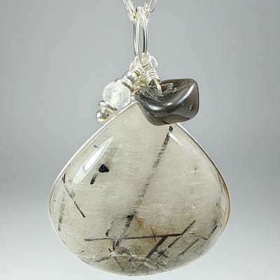 Colgante De Cuarzo Turmalinado, Cuarzo Cristal Y Turmalina Negra en Cabuchón Gota de 29 mm